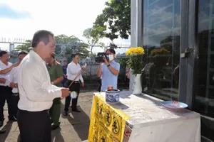 Chủ tịch UBND TPHCM viếng nạn nhân trong vụ cháy cư xá Độc Lập, phường Phú Thọ Hòa