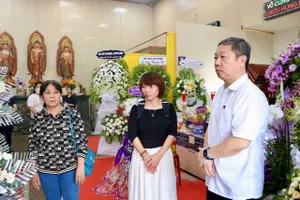 Lãnh đạo TPHCM thăm viếng, chia sẻ cùng gia đình nạn nhân trong vụ cháy cư xá Độc Lập 