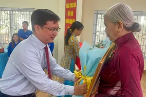 Các đảng viên cao tuổi Đảng là tấm gương để thế hệ trẻ tiếp bước