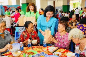 Người dân phường Bình Thới phấn khởi tham gia ngày hội đoàn kết 