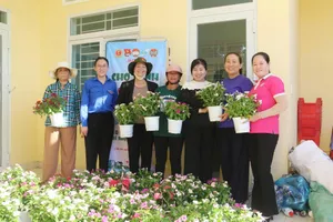 Giữ màu xanh từ những bàn tay dân biển 