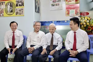 Phó Bí thư Thành ủy TPHCM Đặng Minh Thông trao Huy hiệu 70 năm tuổi Đảng