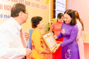 Trao Huy hiệu Đảng đến các đảng viên 