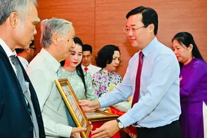 23 Đảng viên được nhân Huy hiệu Đảng đợt 3-2. Ảnh: VIỆT DŨNG