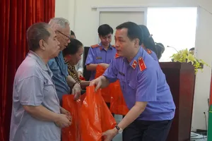 Tặng quà tết người có công và trẻ em tại phường Tân Thuận 