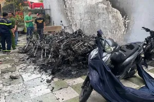 Nhiều xe máy bị cháy hư hỏng nặng. Ảnh: H.T.