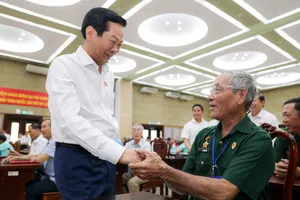 Đại biểu Đỗ Thanh Bình, Uỷ viên Trung ương Đảng, Bộ trưởng Bộ Nội vụ, Phó trưởng Ban Tổ chức Trung ương gặp mặt trò chuyện cùng cử tri. Ảnh: B.A.