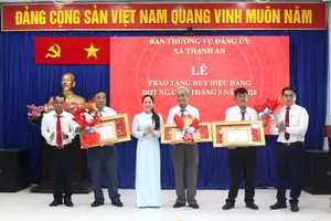 3 đảng viên xã đảo Thạnh An nhận Huy hiệu Đảng 