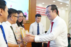 Phường Diên Hồng tuyên dương gương tiêu biểu trong học tập và làm theo Bác