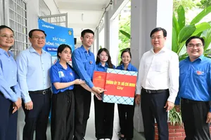 Lãnh đạo TPHCM thăm thanh niên tình nguyện “Mùa hè số” 