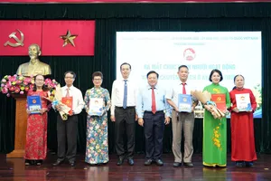 Lãnh đạo phường Diên Hồng cùng đồng chí Lê Văn Minh (thứ tư từ trái sang) Tổng giám đốc Cơ quan Báo và Phát thanh, Truyền hình TPHCM, nguyên Bí thư Đảng ủy phường chúc mừng các nhân sự khu phố sau sắp xếp