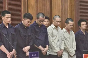 Đưa người vượt biên trái phép, 7 bị cáo lãnh án