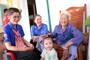 Màu áo xanh sưởi ấm lòng Mẹ Việt Nam Anh hùng