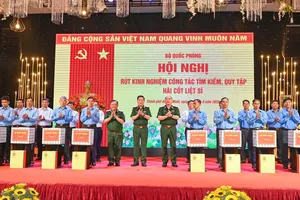 Lãnh đạo Bộ Quốc phòng trao quà tặng các lực lượng làm nhiệm vụ tìm kiếm, quy tập hài cốt liệt sĩ. Ảnh: MẠNH THẮNG