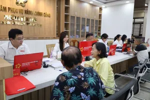Cán bộ Trung tâm Phục vụ hành chính công phường Bình Thới hướng dẫn người dân thực hiện thủ tục hành chính sau kỳ nghỉ lễ Quốc khánh