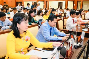 Đại biểu biểu quyết thông qua danh mục các tờ trình được trình tại kỳ họp. Ảnh: VIỆT DŨNG