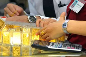 Giá vàng miếng SJC tiến sát 163 triệu đồng/lượng