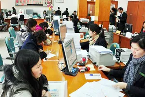 Khách hàng giao dịch tại một ngân hàng