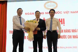 Chủ tịch UBND TPHCM Phan Văn Mãi tặng hoa cho ông Võ Minh Tuấn
