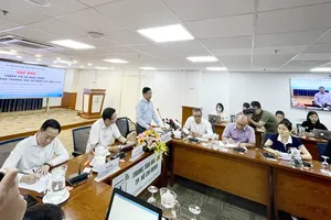 Ông Võ Minh Tuấn, Giám đốc Ngân hàng Nhà nước chi nhánh TPHCM phát biểu tại buổi họp báo chiều 8-10-2022. Ảnh: NHUNG NGUYỄN 