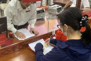 Người dân giao dịch vàng