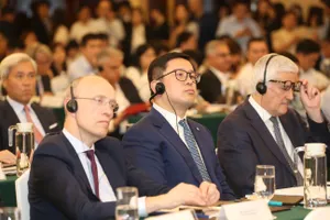 Đông đảo khách mời quốc tế tham gia Hội nghị Xây dựng trung tâm tài chính tại Việt Nam. Ảnh: HOÀNG HÙNG