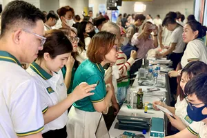 Đông đảo khách hàng mở thẻ BIDV tại Ga Metro Bến Thành- Suối Tiên sáng 13-4 để đi Metro miễn phí