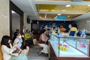 Chênh lệch giá mua và giá bán vàng miếng SJC hơn 4 triệu đồng/lượng