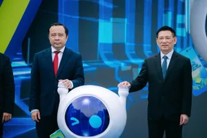 Phó Thủ tướng Chính phủ Hồ Đức Phớc và PGS.TS Vũ Hải Quân, Giám đốc Đại học Quốc gia TPHCM, ấn nút tại Lễ khai mạc “Lễ hội Không tiền mặt – Ting Ting Day 2025” 