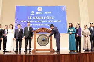 Lễ đánh cồng Khai trương giao dịch chứng khoán đầu Xuân Bính Ngọ 2026 sáng 24-2 tại HOSE. Ảnh: HẠNH NHUNG