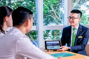 Nhân viên Vietcombank tư vấn cho khách hàng. Ảnh: NHUNG NGUYỄN