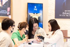 Mua bán trang sức tại một cửa hàng của PNJ. Ảnh: NHUNG NGUYỄN