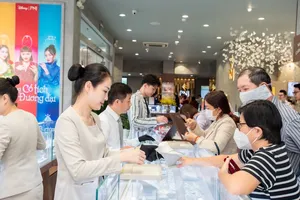 Khách hàng giao dịch tại Công ty PNJ TPHCM. Ảnh: NHUNG NGUYỄN