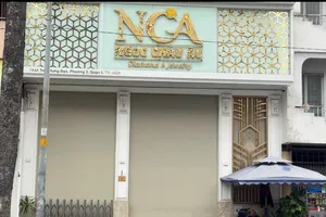 Cửa hàng Ngọc Châu Âu trên đường Trần Hưng Đạo, phường Chợ Quán, TPHCM sáng 25-7 vẫn đóng cửa. Ảnh: ĐÌNH DƯ