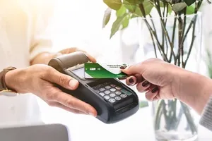 Giao dịch qua thẻ. Ảnh: NHUNG NGUYỄN