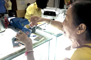 Khách hàng mua vàng nhẫn SJC tại Công ty SJC. Ảnh: NHUNG NGUYỄN