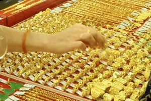 Giá vàng nhẫn 9999 hiện còn cao hơn giá vàng thế giới 3 triệu đồng/lượng (Ảnh: NHUNG NGUYỄN)
