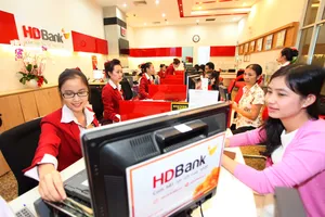 Khách hàng giao dịch tại HDBank. Ảnh: NHUNG NGUYỄN