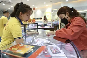 Giao dịch tại Công ty PNJ. Ảnh: NHUNG NGUYỄN