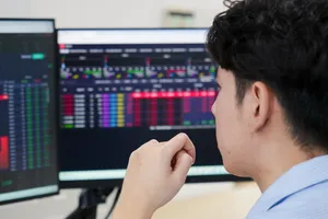 Nhà đầu tư theo dõi cổ phiếu tại Chứng khoán Kafi. Ảnh: NHUNG NGUYỄN