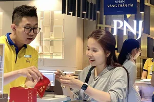 Khách hàng mua nữ trang tại Công ty PNJ. Ảnh: NHUNG NGUYỄN