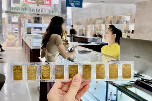 Giá vàng trong nước tuần qua lại nới rộng chênh lệch với giá vàng thế giới. Ảnh: NHUNG NGUYỄN