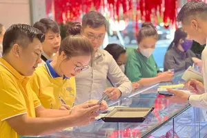 So với đỉnh 192 triệu đồng/lượng, người mua vàng ở vùng đỉnh hiện tạm lỗ khoảng 47-48 triệu đồng/lượng. Ảnh: NHUNG NGUYỄN