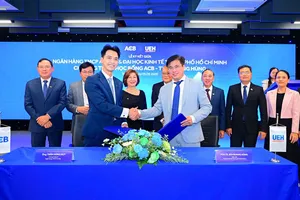 ACB và UEH ký kết thỏa thuận hợp tác triển khai Chương trình Học bổng ACB – Trần Mộng Hùng (Ảnh: NHUNG NGUYỄN)
