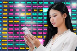 Khách hàng giao dịch tại một công ty chứng khoán. Ảnh: NHUNG NGUYỄN