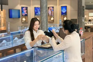 Khách hàng mua trang sức tại cửa hàng PNJ TPHCM. Ảnh: NHUNG NGUYỄN