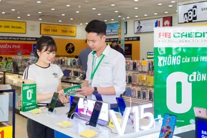 Công ty tài chính hỗ trợ khách hàng vay tiêu dùng tại một cửa hàng điện thoại ở TPHCM. Ảnh: NHUNG NGUYỄN