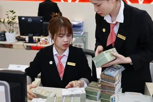 Gửi tiền tại Ngân hàng SeaBank. Ảnh: NHUNG NGUYỄN