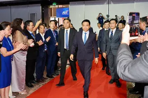 Phó Thủ tướng Nguyễn Văn Thắng đến tham dự phiên tham luận và đối thoại chuyên sâu trong khuôn khổ Diễn đàn Kinh tế Mùa thu năm 2026. Ảnh: HÙNG TRIỀU
