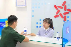 Giao dịch tại MB. Ảnh: NHUNG NGUYỄN